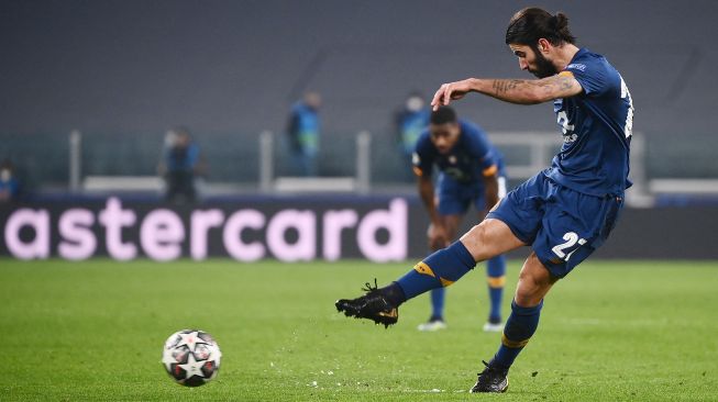 Gelandang Porto Sergio Oliveira melepaskan tendangan bebas untuk mencetak gol keduanya selama pertandingan leg kedua babak 16 besar Liga Champions antara Juventus melawan FC Porto di Allianz Stadium, Turin, Rabu (10/3/2021) dini hari WIB. Marco BERTORELLO / AFP