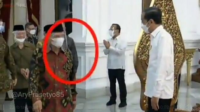 Lagi heboh video Amien Rais cuek saat bertemu Presiden Jokowi di Istana Kepresidenan Jakarta.