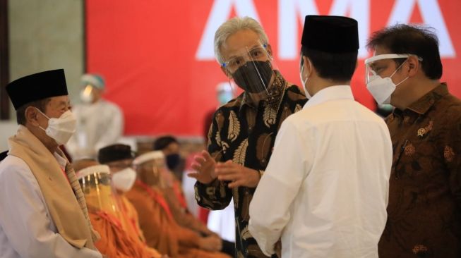 Tinjau Vaksinasi Massal Jateng, Jokowi: Manajemen Rapi dan Prosesnya Lancar