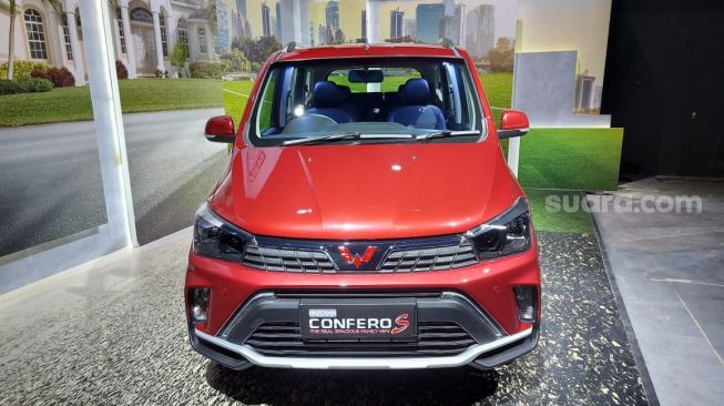 Wuling New Confero S, mengusung tagline "The Real Spacious Family MPV" [Suara.com/Manuel Jeghesta Nainggolan].