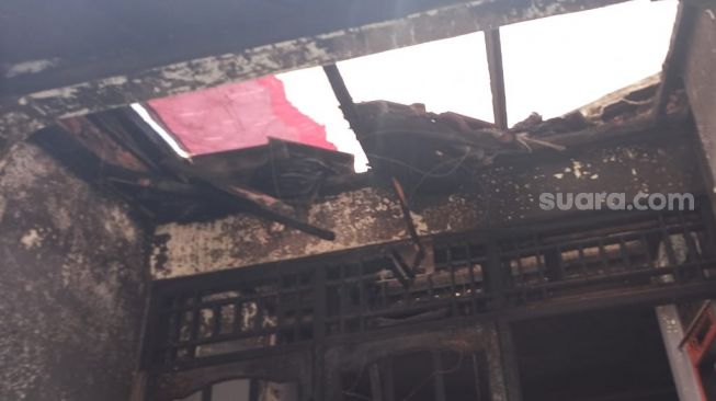 Kondisi rumah korban pasca dibakar mantan pacarnya di kawasan Binong, Kecamatan Curug, Kabupaten Tangerang, Rabu (10/3/2021). Aksi bakar rumah mantan ini bermotif sakit hati. [Suara.com/Muhammad Jehan Nurhakim]