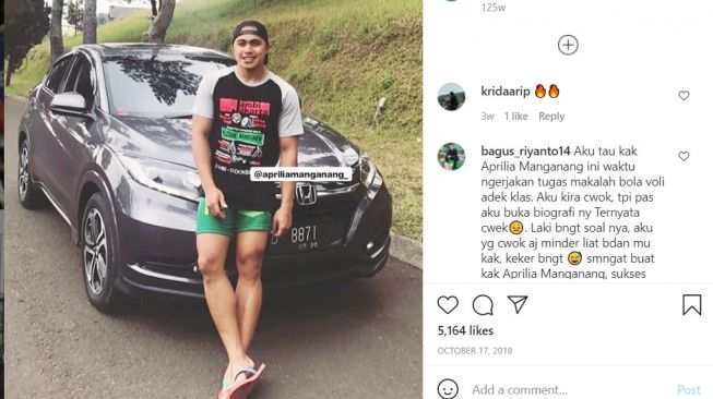 Aprilia Manganang pose di depan mobil Honda (Instagram)