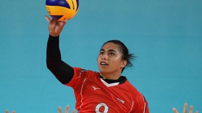 Pemain timnas Indonesia, Aprilia Manganang, melakukan smash di pertandingan cabang voli putri melawan Hongkong di Tennis Indoor, Gelora Bung Karno, Selasa (21/8/2018) malam WIIB. (ANTHONY WALLACE / AFP)