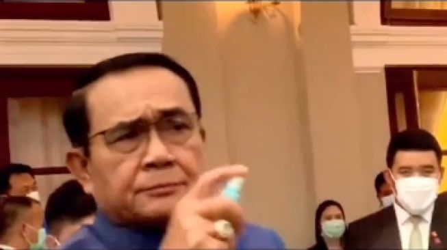 Viral Video PM Thailand Tak Pakai Masker Semprot Disinfektan ke Wartawan