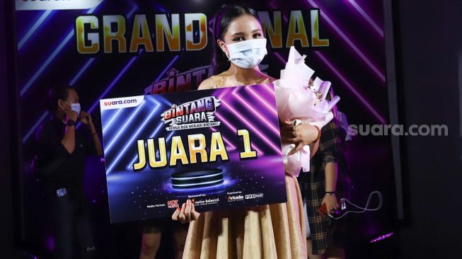 Aurelya Ratamchia Dewanda pemenang ajang pencarian bakat Bintang Suara 2021 di Swiss-Belhotel Pondok Indah, Jakarta Selatan, Selasa (9/3/2021). [Suara.com/Alfian Winanto]