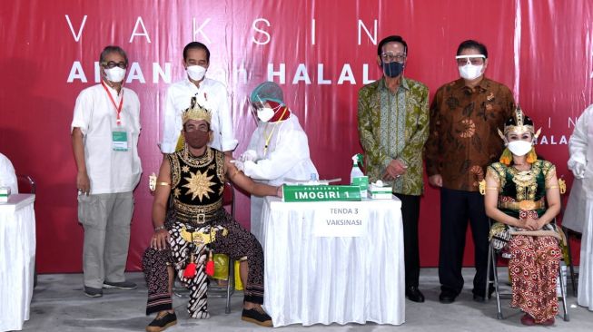 Presiden Joko Widodo menemani Gatotkaca dan Petruk divaksinasi, Rabu 10 Maret 2021 / [Sekretariat Presiden]