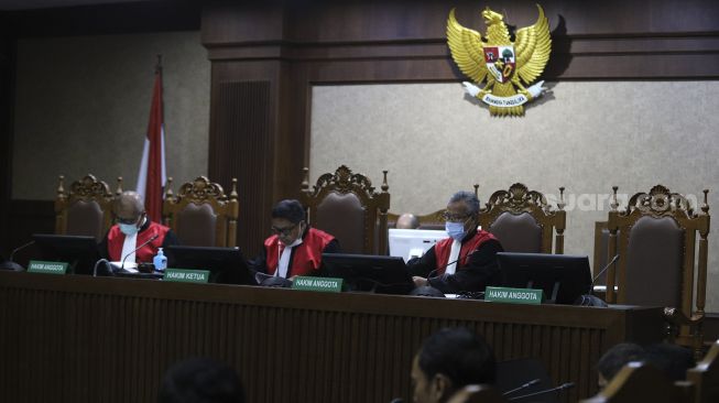 Majelis hakim membacakan putusan terhadap terdakwa kasus suap penghapusan red notice Djoko Tjandra, Irjen Pol Napoleon Bonaparte di Pengadilan Tipikor, Jakarta, Rabu (10/3/2021). [Suara.com/Angga Budhiyanto]