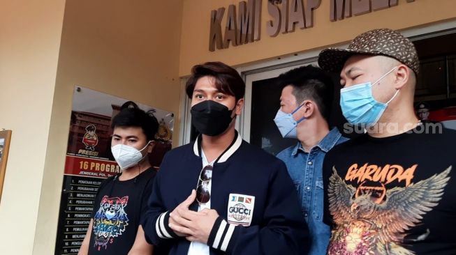 Rizky Billar usai diperiksa kasus kerumunan. [Suara.com/Evi Ariska]