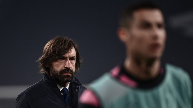 Pelatih Juventus, Andrea Pirlo saat memimpin timnya melakukan pemanasan jelang menghadapi Porto dalam laga leg kedua babak 16 besar Liga Champions antara Juventus vs Porto di Allianz Stadium, Turin, Rabu (10/3/2021) dini hari WIB. [Marco BERTORELLO / AFP].