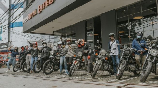 Acara bermoge bersama, 10 perempuan Sisterhood on the road Royal Enfield, Hari Perempuan Internasional [Dok Royal Enfield via ANTARA].