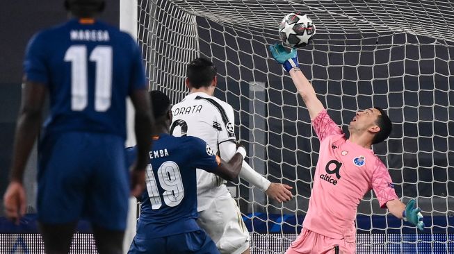 Para pemain FC Porto merayakan setelah mencetak gol kedua mereka selama pertandingan leg kedua babak 16 besar Liga Champions antara Juventus melawan FC Porto di Allianz Stadium, Turin, Rabu (10/3/2021) dini hari WIB. Marco BERTORELLO / AFP
