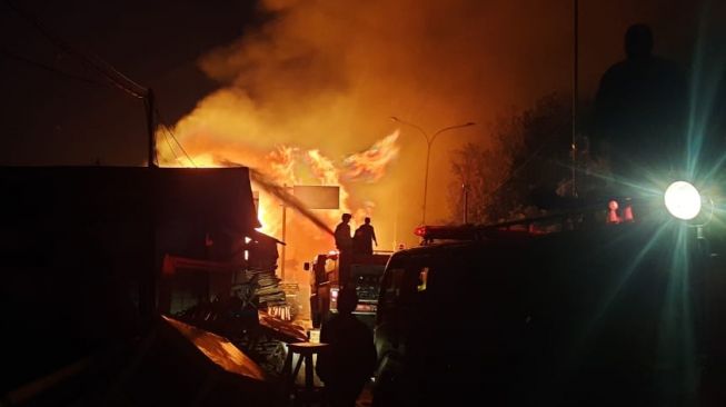 Kebakaran melanda sejumlah bangunan di perbatasan Kota Bekasi dan Kabupaten Bekasi.[Istimewa]