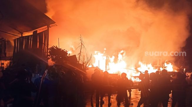 Kebakaran Besar di Tambun, KA Jakarta-Cikarang Hanya Sampai Stasiun Bekasi