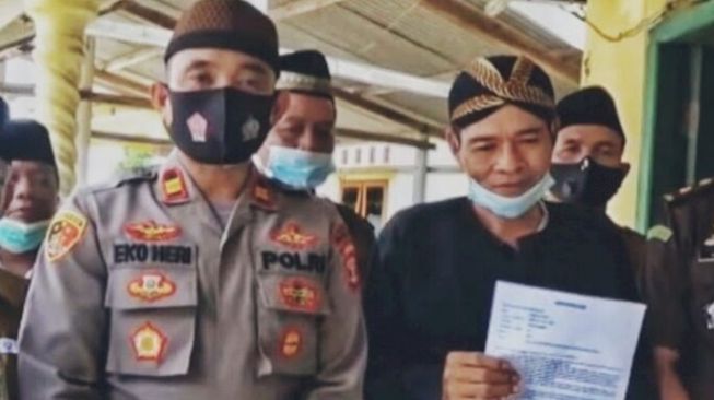 Mbah Mijan ditangkap polisi. Penyebabnya pengakuan Mbah Mijan bisa panggil Nabi Muhammad. (terkini.id)