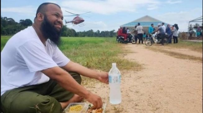 Mantan Pemulung Jadi Jutawan, Ajak Warga Kampung Naik Helikopter Gratis