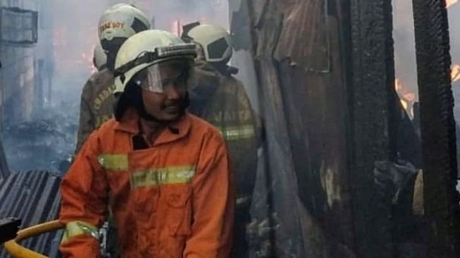 Kebakaran di Jalan Dakota Raya, Kelurahan Kebon Kosong, Kecamatan Kemayoran, Jakarta Pusat. Rabu (10/3/2021) sore. [Instagram@humasjakfire]