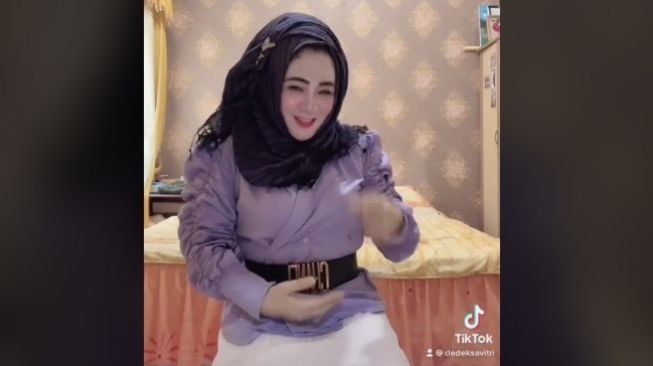 Viral Bu Dosen Ngaku Sering Dilirik Mahasiswa, Publik Salfok Gaya Hijabnya