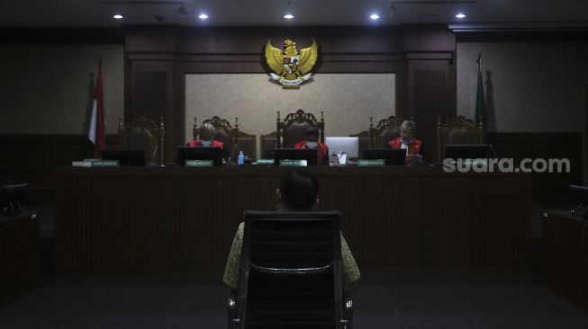 Majelis hakim membacakan putusan terhadap terdakwa kasus suap penghapusan red notice Djoko Tjandra, Irjen Pol Napoleon Bonaparte di Pengadilan Tipikor, Jakarta, Rabu (10/3/2021). [Suara.com/Angga Budhiyanto]