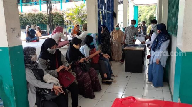 Kerumunan Vaksinasi Guru di Tangsel Berpotensi Jadi Klaster Penularan Virus