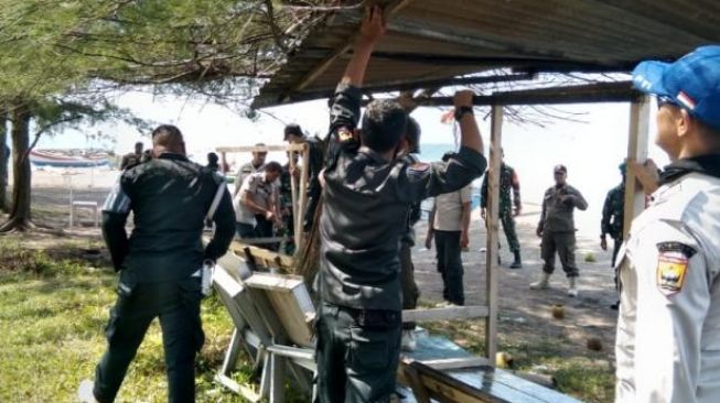 Satpol PP Bongkar Paksa Lapak Pedagang di Pantai Kata Pariaman