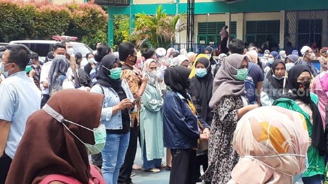 Vaksinasi Guru Membeludak di Tangsel, Panitia: Dokter Juga Capek