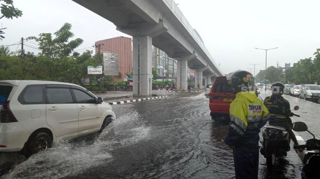 Jalan AP Pettarani Makassar dipenuhi air, Rabu 10 Maret 2021 / [SuaraSulsel.id / Istimewa]