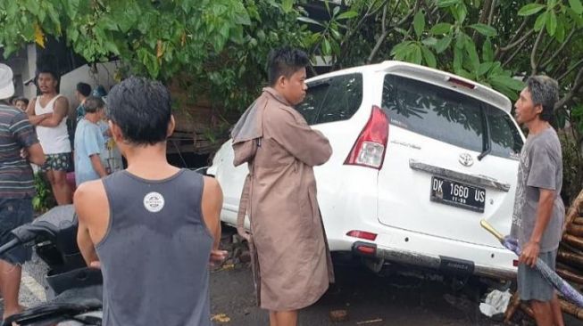 Lawan Arah dan Hilang Kendali, Mobil Tabrak 3 Pedagang, 1 Tewas