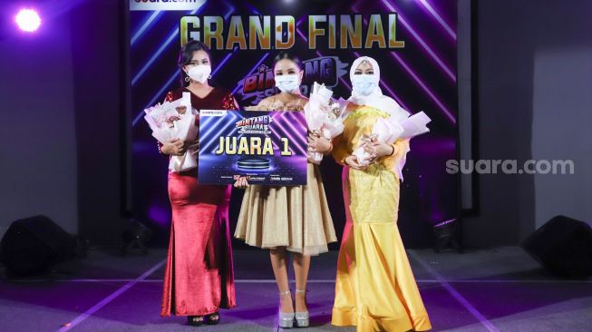 Ketiga Finalis Bintang Suara 2021 Imelda Mega Rosita (kiri), Aurelya Ratamchia Dewanda (tengah) dan Sri Ayu Kurnia (Kanan) foto bersama di Swiss-Belhotel Pondok Indah, Jakarta Selatan, Selasa (9/3/2021). [Suara.com/Alfian Winanto]