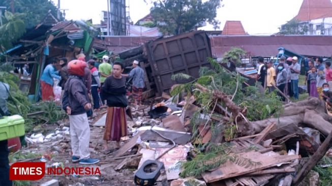 Kecelakaan Maut Dump Truk Muat Sirtu Libas Warung di Gresik, Satu Tewas