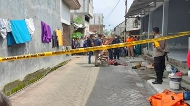 Diduga Carok, Pria Bersarung Usus Terburai Tewas di Depan Warkop Surabaya