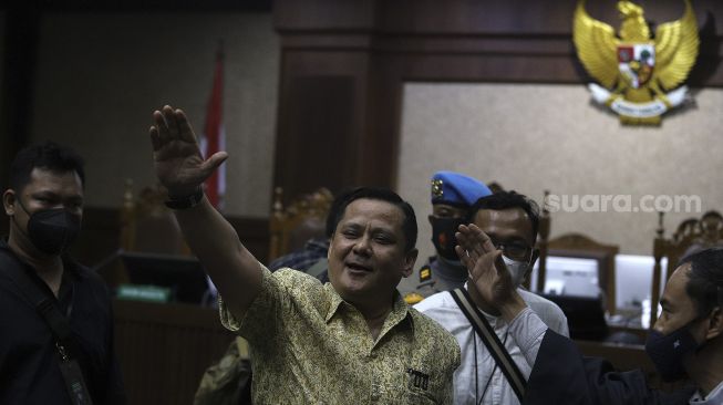 Terdakwa kasus suap penghapusan red notice Djoko Tjandra, Irjen Pol Napoleon Bonaparte (kedua kiri) melambaikan tangan usai menjalani sidang dengan agenda pembacaan putusan di Pengadilan Tipikor, Jakarta, Rabu (10/3/2021). [Suara.com/Angga Budhiyanto]