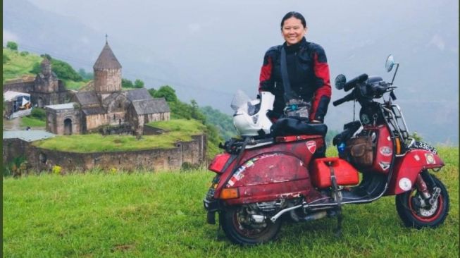 Bukan Kaleng-kaleng, Wanita Ini Naik Vespa PX Keliling Dunia Sendirian