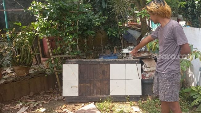 Kondisi meja yang dirusak pelaku bakar rumah mantan di kawasan Binong, Kecamatan Curug, Kabupaten Tangerang, Rabu (10/3/2021). [Suara.com/Muhammad Jehan Nurhakim]