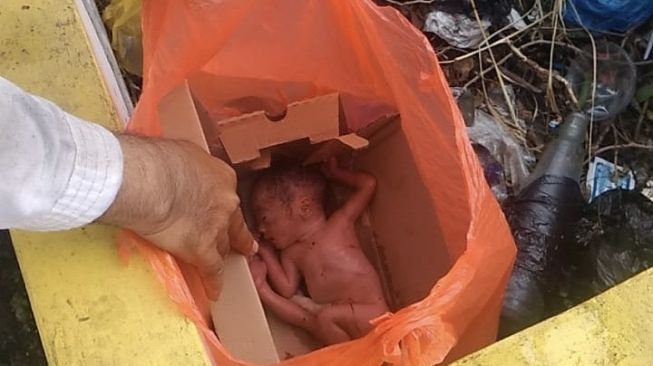 Ada Bunyi 'Kresek..' di Tong Sampah, Ternyata Orok Hidup Dibungkus Plastik