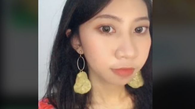 Abadikan Jajanan Favorit, Wanita Ini Bikin Anting dari Keripik Kentang