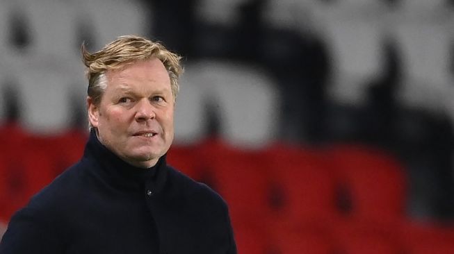 Pelatih Barcelona, Ronald Koeman saat memimpin anak latihnya menghadapi Paris Saint-Germain (PSG) dalam pertandingan leg kedua babak 16 besar Liga Champions di Parc des Princes, Paris, Kamis (11/3/2021) dini hari WIB. [FRANCK FIFE / AFP].