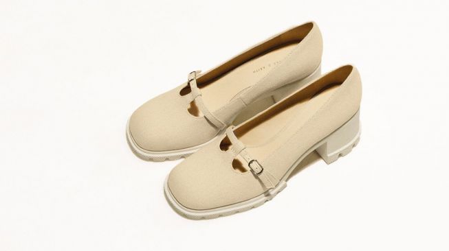 Canvas Chunky Mary Jane Pumps. (Charles & Keith)