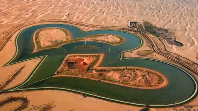 Romantis, Dubai Punya Danau Berbentuk Hati Di Tengah Gurun Pasir