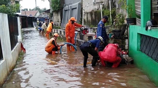 Petugas tengah melakukan penyedotan air akibat turap longsor yang membuat warga jalan Warung Silah, Kelurahan Ciganjur, Kecamatan Jagakarsa, Jakarta Selatan, kebanjiran pada Kamis (11/3/2021). [Dok. Damkar]