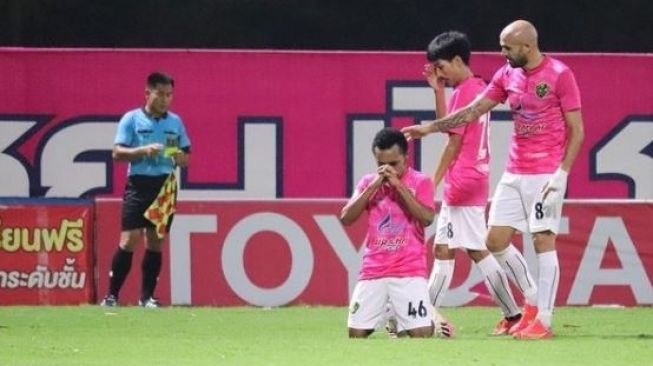 Ulang Tahun, Todd Rivaldo Ferre Diceploki Telur oleh Skuat Lampang FC