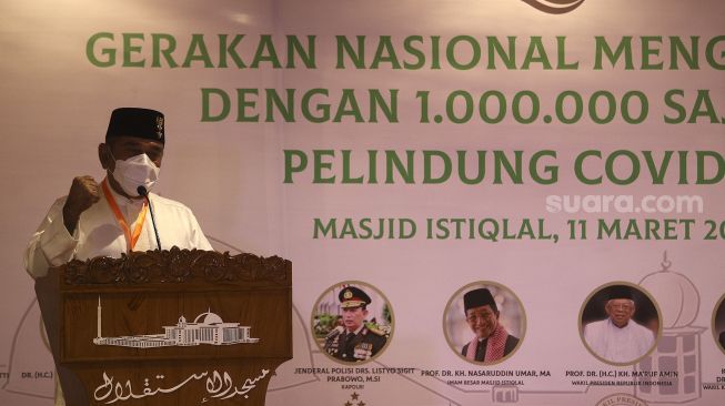 Ketua Umum Pemuda Pancasila Japto Soerjosoemarno memberikan sambutan dalam acara peluncuran "Gerakan Nasional Mengisi Masjid dengan 1 Juta Sajadah Pelindung COVID-19" di Masjid Istiqlal, Jakarta, Kamis (11/3/2021). [Suara.com/Angga Budhiyanto]