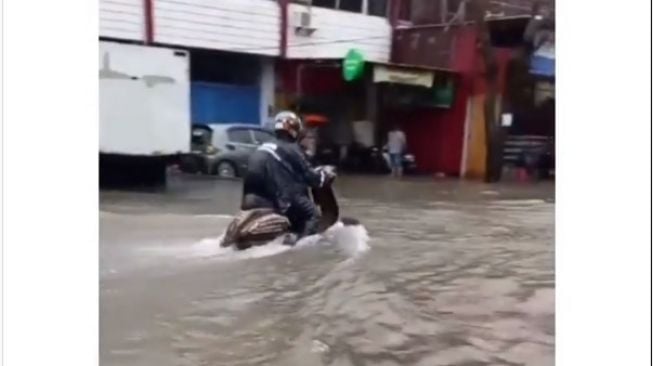 Vespa terobos banjir jadi sorotan warganet (Instagram)