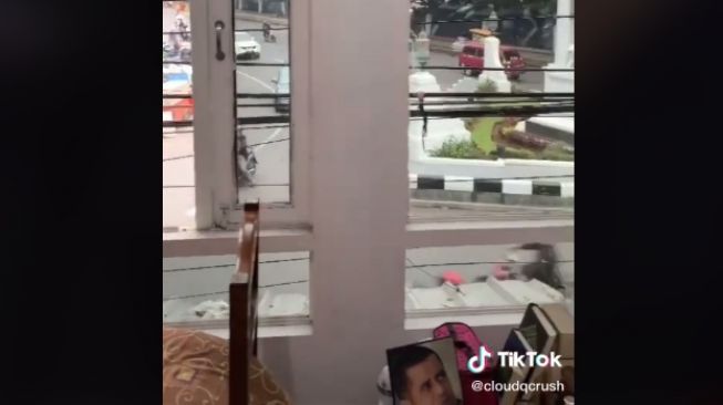 Suka duka memiliki kamar dan rumah pinggir jalan persis (tiktok.com/@cloudqcrush)