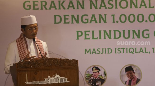 Imam Besar Masjid Istiqlal KH. Nasaruddin Umar memanjatkan doa dalam acara peluncuran "Gerakan Nasional Mengisi Masjid dengan 1 Juta Sajadah Pelindung COVID-19" di Masjid Istiqlal, Jakarta, Kamis (11/3/2021). [Suara.com/Angga Budhiyanto]