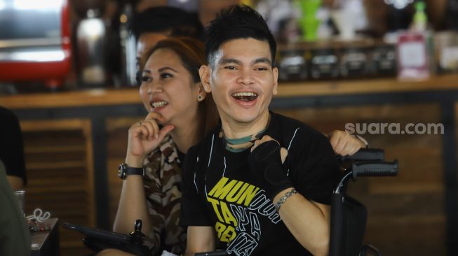 El Ibnu dan istrinya, Sarah saat hadir di perilisan single terbaru band Elkasih Reborn di Kawasan Gatot Subroto, Jakarta Selatan, (11/3/2021). [Suara.com/Alfian Winanto]