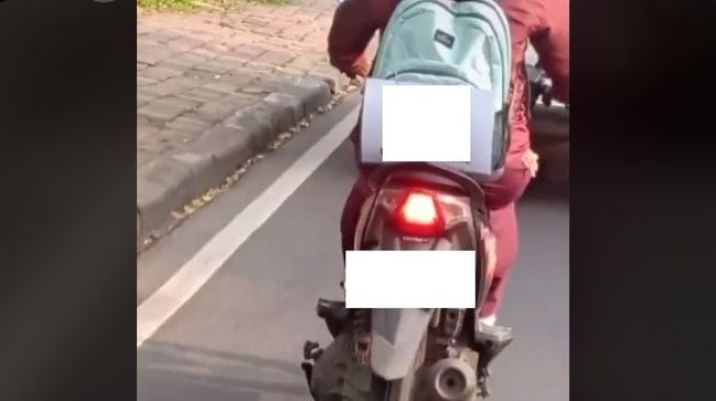 Pasang Pengumuman Unik, Aksi Ibu Hamil Naik Motor Disanjung