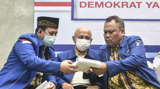 Sekjen Partai Demokrat versi KLB Jhonny Allen (kanan) berbincang dengan Politisi Partai Demokrat versi KLB Soflawati Mosaid (kiri) dan Darmizal (tengah) saat konferensi pers terkait urgensi KLB Sibolangit di Jakarta, Kamis (11/3/2021). ANTARA FOTO/Muhammad Adimaja