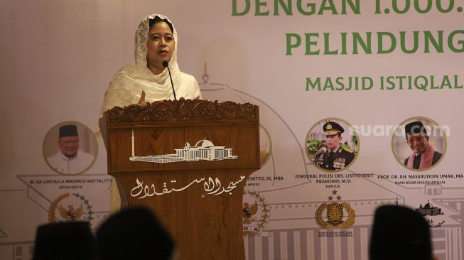 Ketua Dewan Perwakilan Rakyat Republik Indonesia (DPR RI) Puan Maharani memberikan sambutan dalam acara peluncuran "Gerakan Nasional Mengisi Masjid dengan 1 Juta Sajadah Pelindung COVID-19" di Masjid Istiqlal, Jakarta, Kamis (11/3/2021). [Suara.com/Angga Budhiyanto]