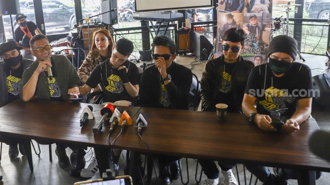 Band Elkasih Reborn saat mengadakan konferensi pers terkait single terbarunya di Kawasan Gatot Subroto, Jakarta Selatan, Kamis (11/3/2021). [Suara.com/Alfian Winanto]