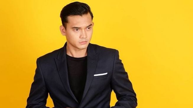 8 Artis Rajin Mengaji, Ikbal Fauzi Baca Alquran di Sela Syuting Ikatan Cinta